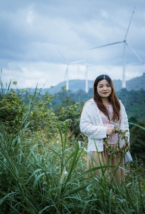 户外风车发电场微胖美女图片